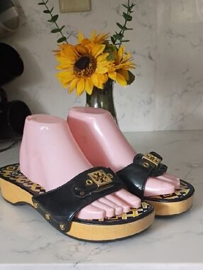 TORY BURCH PATENT LEATHER LOGO METAL